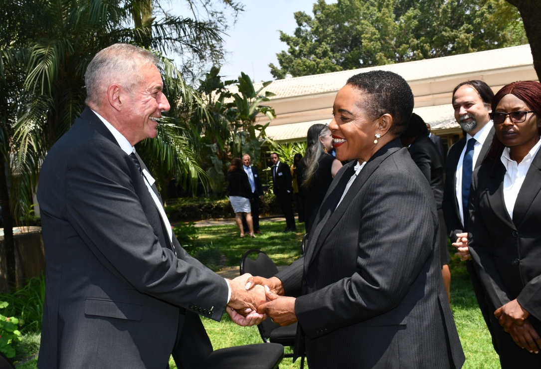 /Jonathan Murphy, Head of programme (Inter Pares) greets Rt. Hon. Nelly B. K. Mutti, Parliament Speaker (National Assembly of Zambia). Photo Credit: Amon Chisha