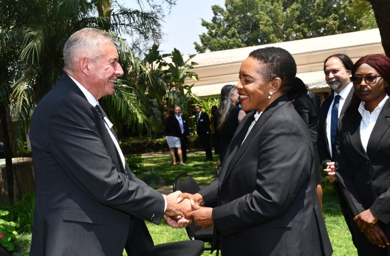 /Jonathan Murphy, Head of programme (Inter Pares) greets Rt. Hon. Nelly B. K. Mutti, Parliament Speaker (National Assembly of Zambia). Photo Credit: Amon Chisha